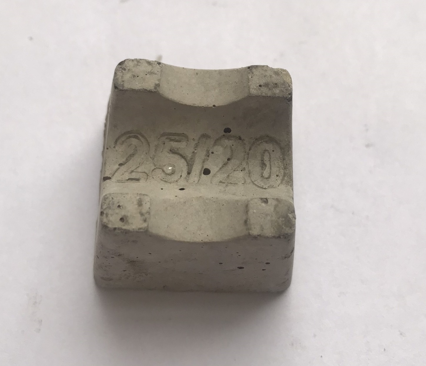 Con Kê Bê Tông V2 20x25mm